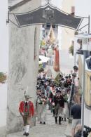 Einmarsch der Villanderer Kompanie auf der Dorfgasse