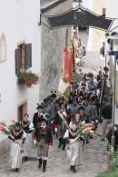 Einmarsch der Villanderer Kompanie auf der Dorfgasse