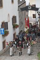 Einmarsch der Villanderer Kompanie auf der Dorfgasse