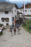 Einmarsch der Villanderer Kompanie auf der Dorfgasse