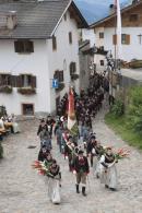 Einmarsch der Villanderer Kompanie auf der Dorfgasse