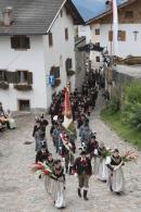 Einmarsch der Villanderer Kompanie auf der Dorfgasse