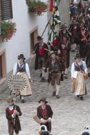 Einmarsch auf der Dorfgasse 