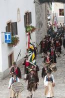 Einmarsch auf der Dorfgasse 